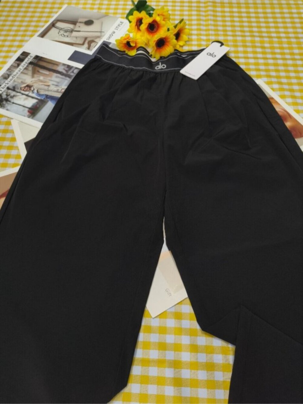 😉NWT Alo Yoga Black Versatil Pants 30-inch Classic Hot Selling Item💥 - Picture 4 of 7